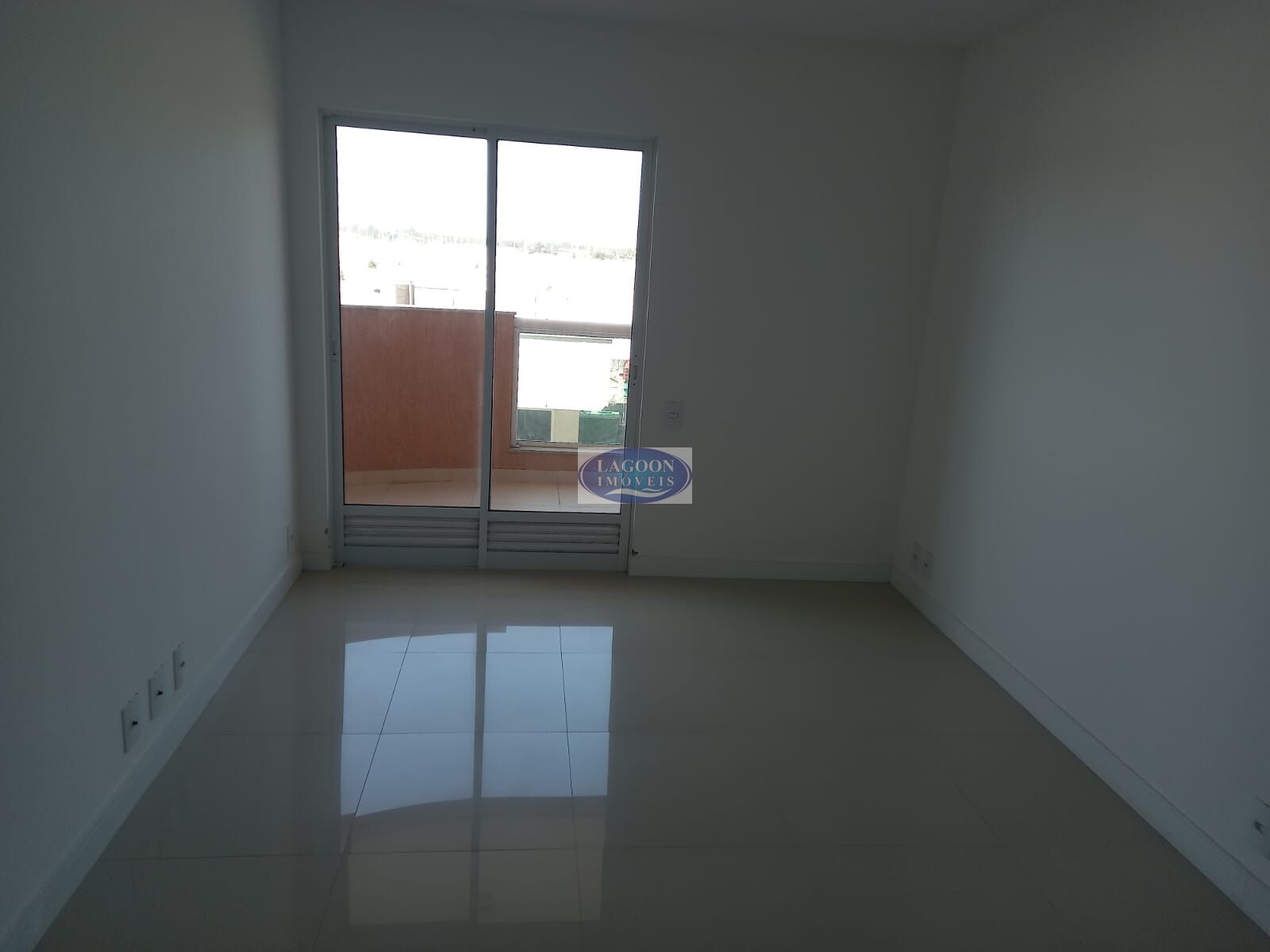 Apartamento à venda com 2 quartos, 70m² - Foto 2