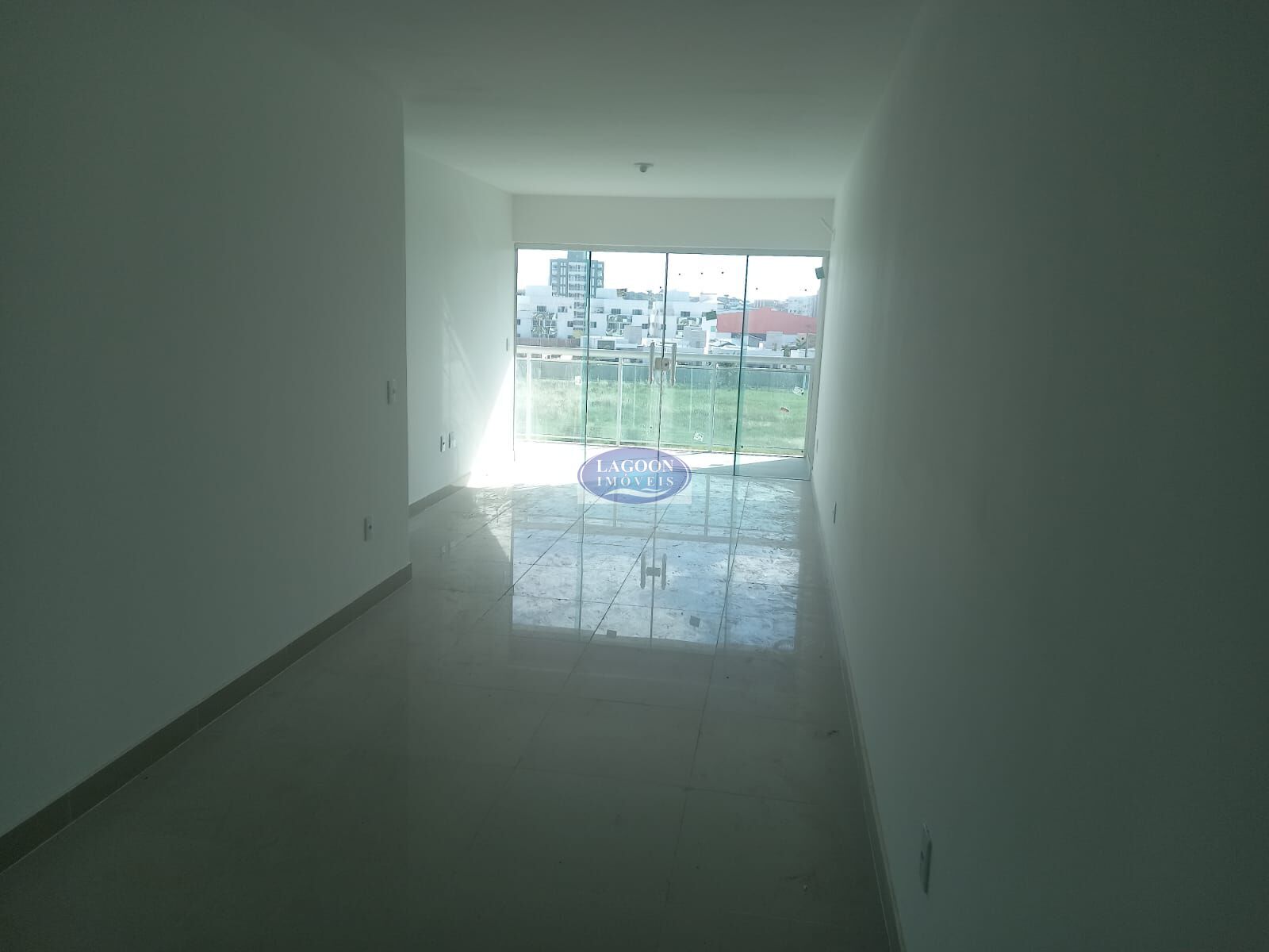 Apartamento à venda com 3 quartos, 96m² - Foto 2