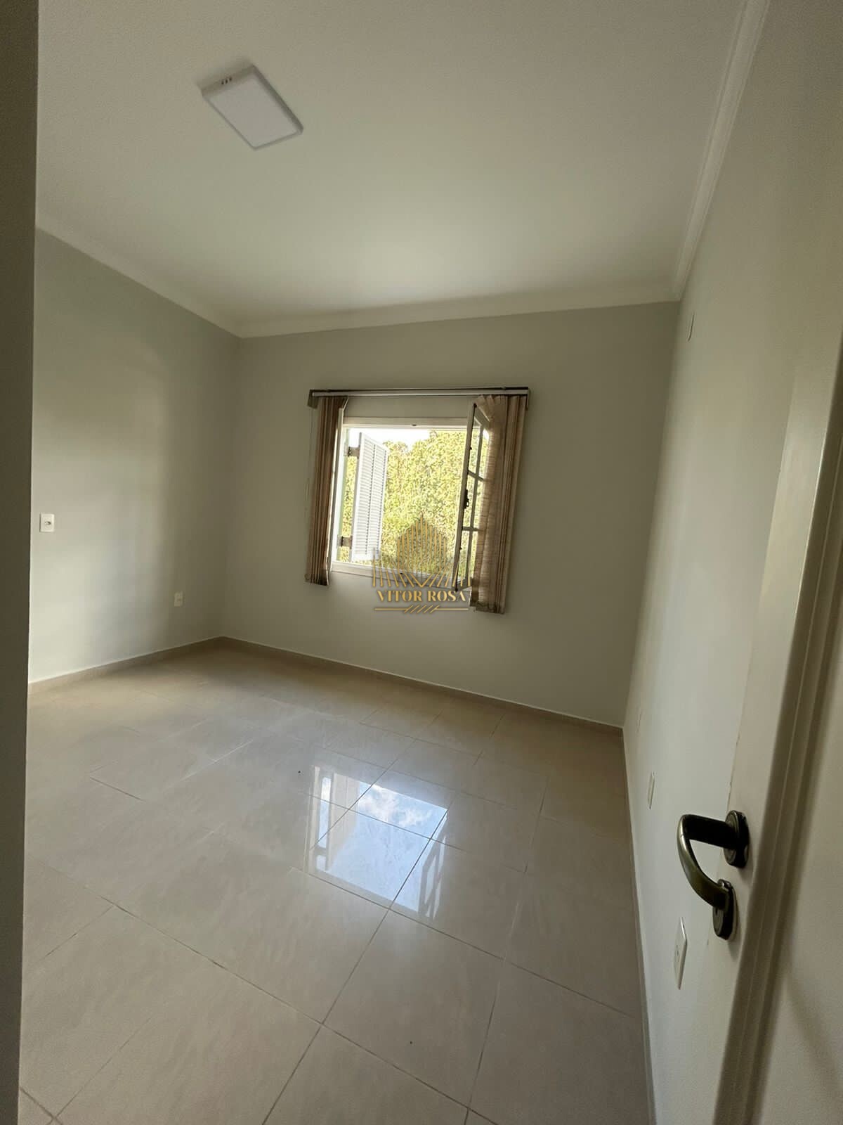 Casa para alugar com 5 quartos, 300m² - Foto 7