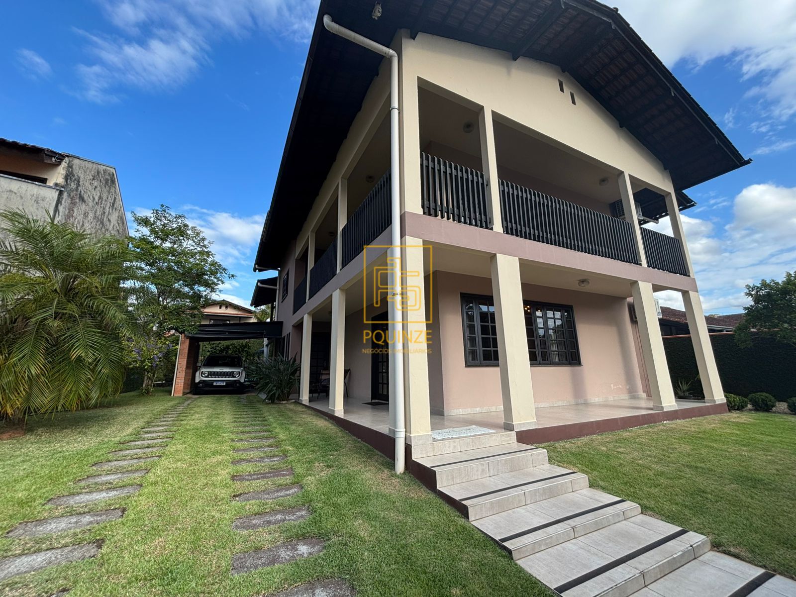 EXCLUSIVIDADE!! Belíssima casa com piscina e área de lazer completa em área nobre de Timbó - foto 1