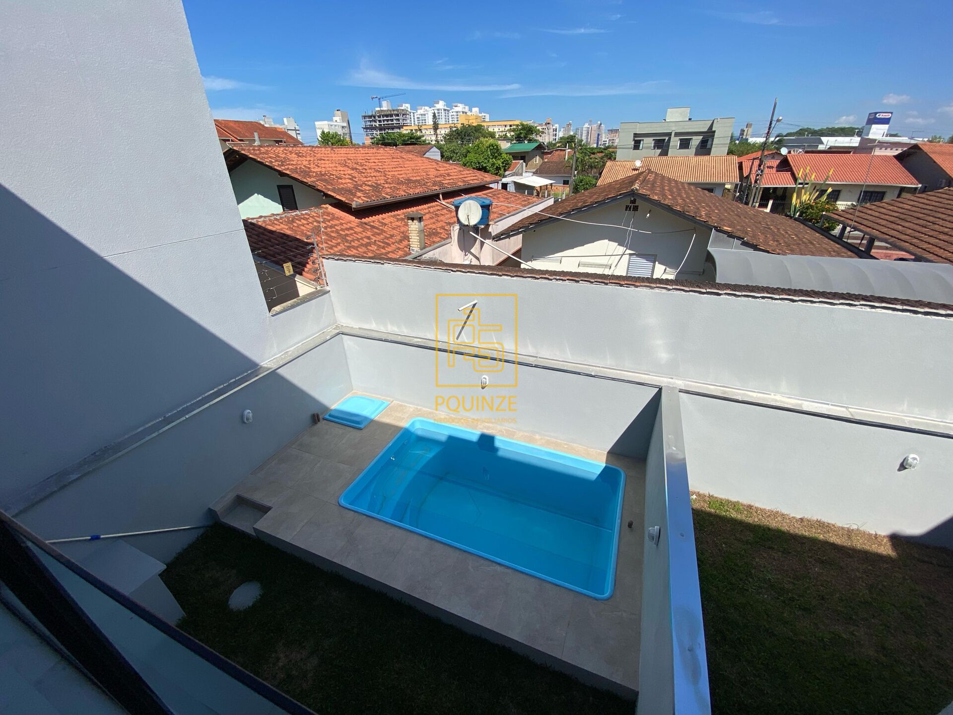 Sobrado com piscina apenas 350 metros do mar em Piçarras. — foto 7