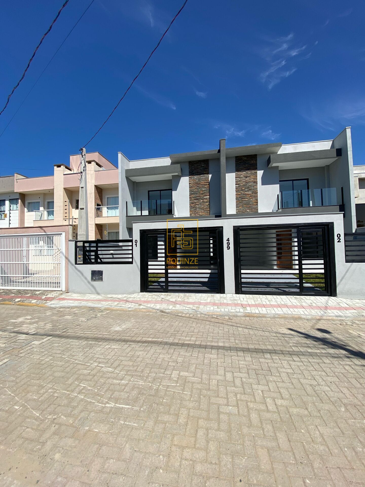 Sobrado com piscina apenas 350 metros do mar em Piçarras. - foto 1