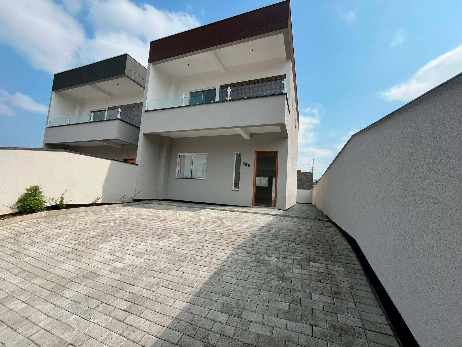 Sobrado com 3 dormitórios e amplo quintal em Indaial - foto 1