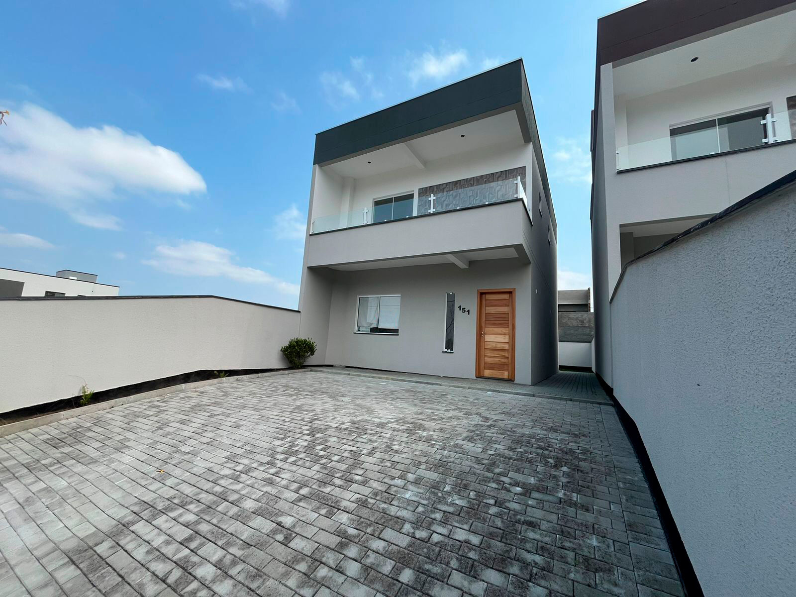 Sobrado com suíte, sacada e quintal em Indaial - foto 1