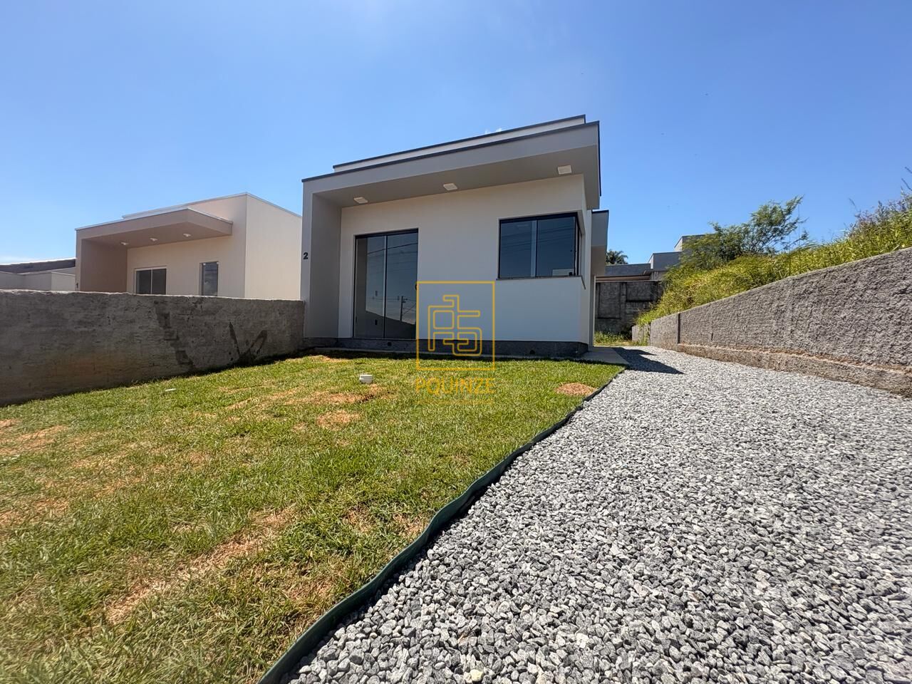 Casa com quintal e passagem lateral no bairro Araponguinhas - foto 1