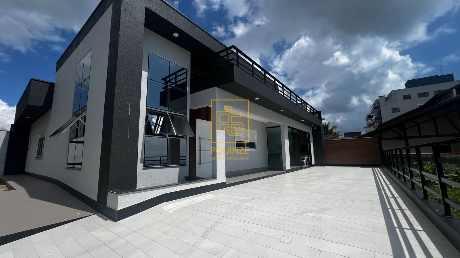 Casa com vista para o mar e alto padrão de acabamento a apenas 30 metros da praia - foto 1