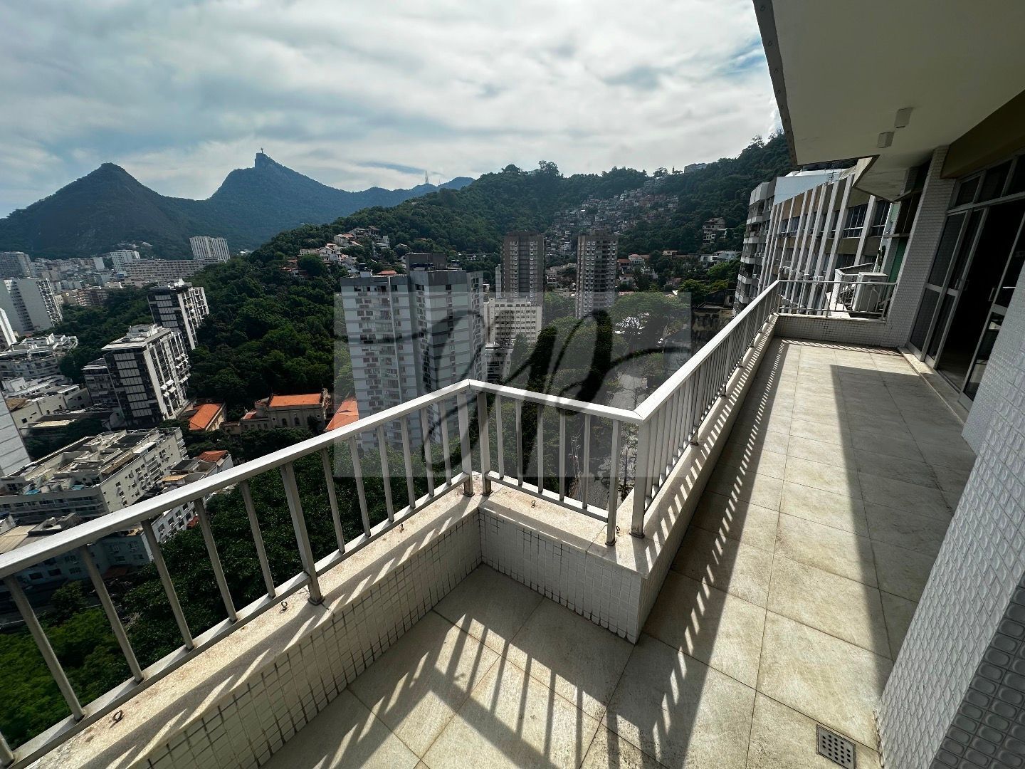 Apartamento para alugar com 3 quartos, 205m² - Foto 3