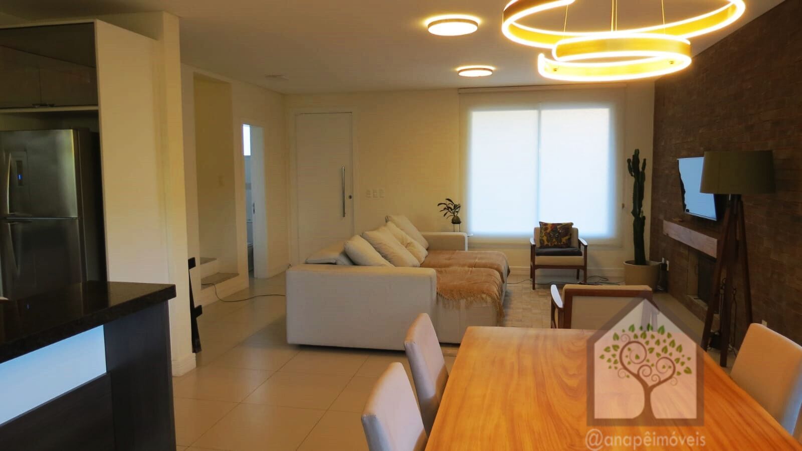 Casa à venda com 3 quartos, 205m² - Foto 2