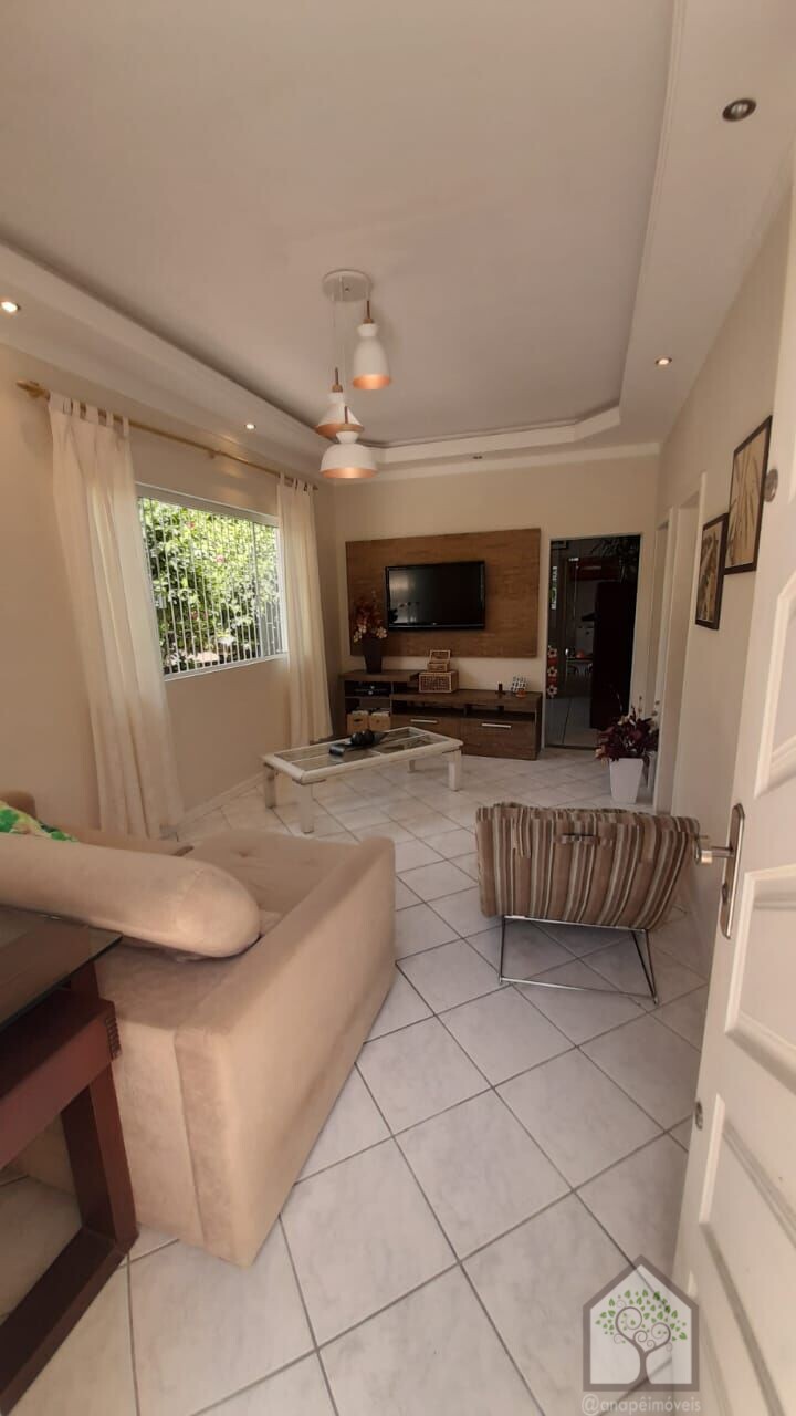 Casa à venda com 5 quartos, 200m² - Foto 1