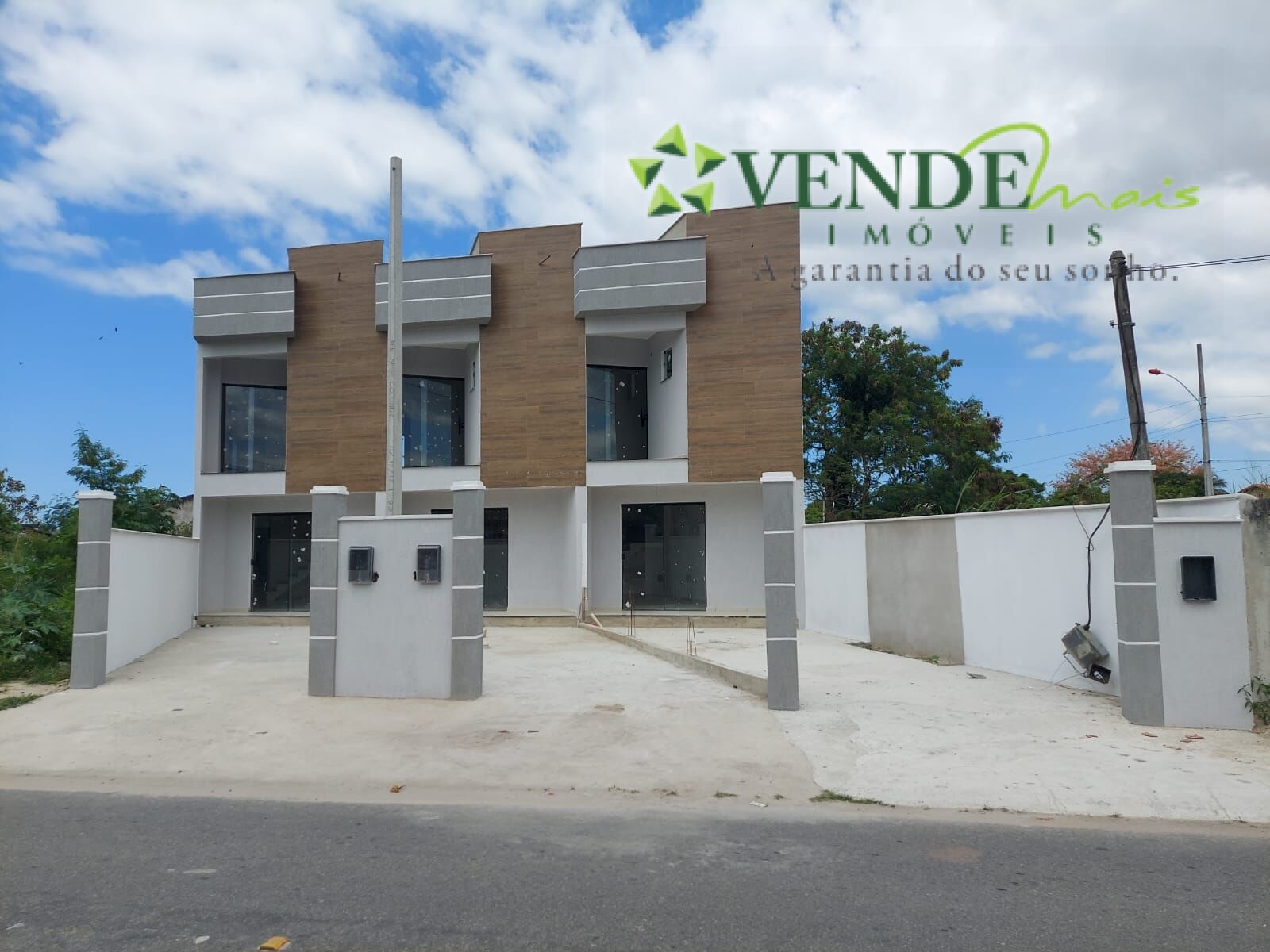 Casa à venda com 2 quartos, 120m² - Foto 1