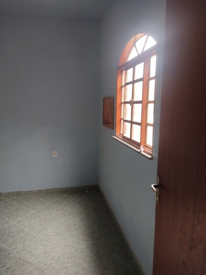 Casa à venda com 4 quartos, 77m² - Foto 1