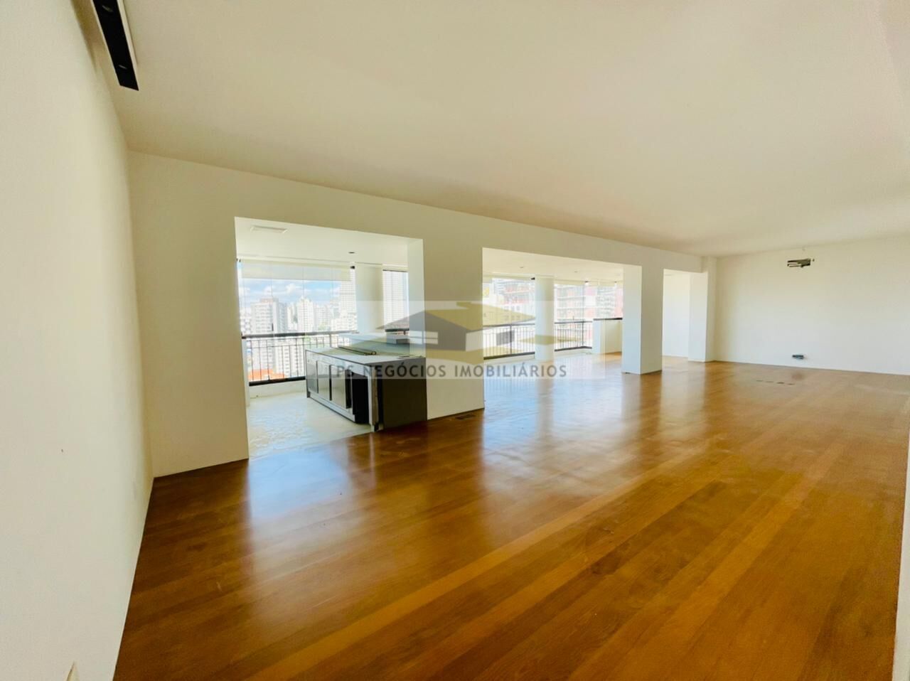 Apartamento à venda com 3 quartos, 215m² - Foto 1