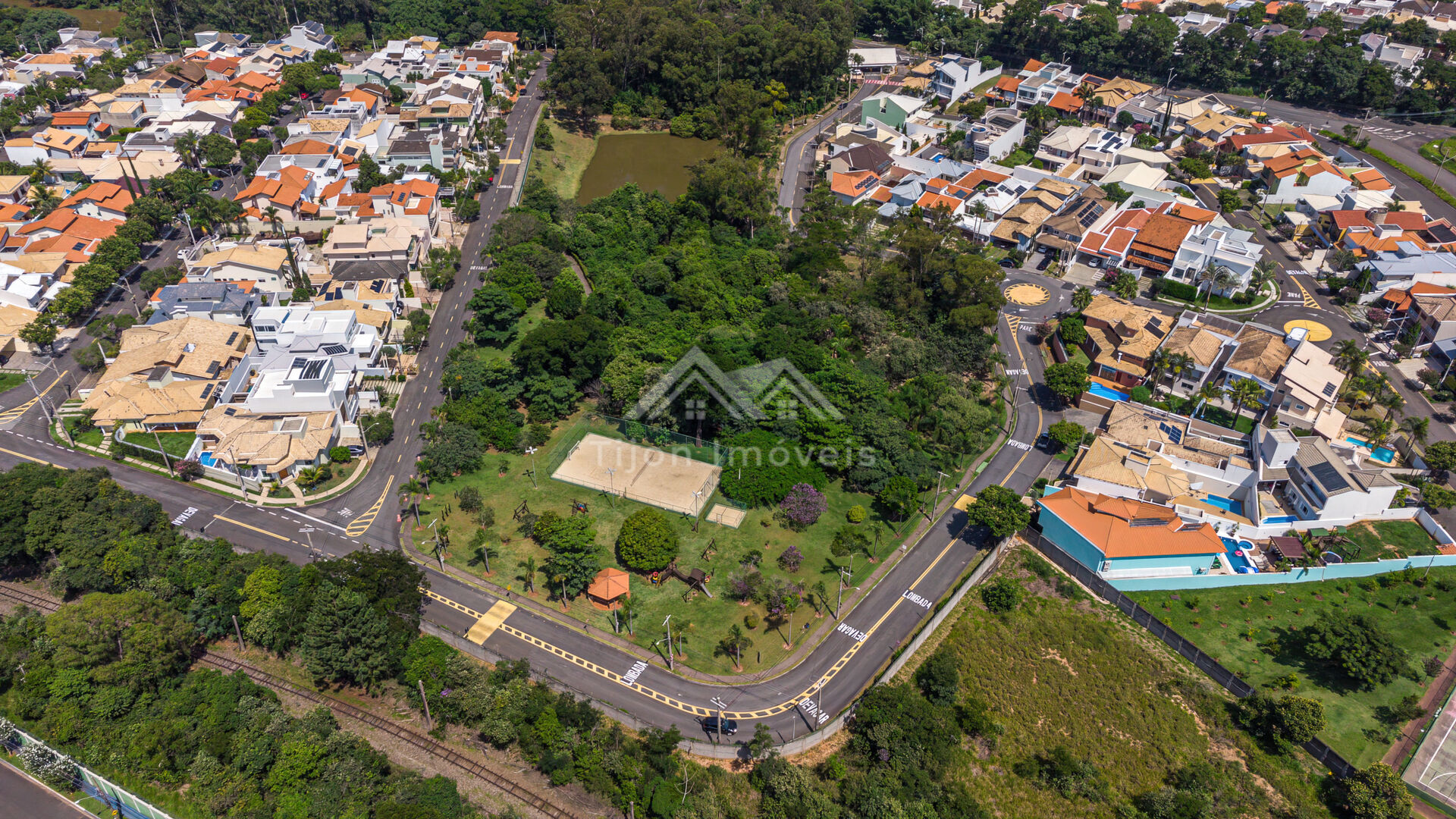 Casa de Condomínio à venda com 4 quartos, 329m² - Foto 1