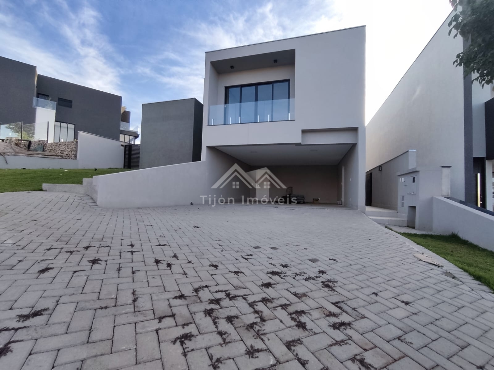 Casa à venda com 4 quartos, 340m² - Foto 1