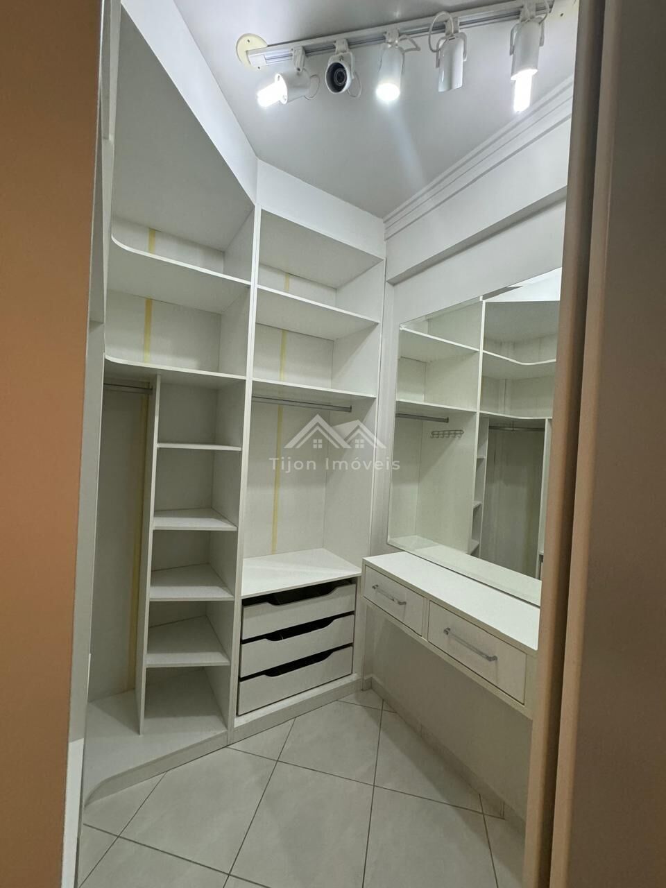 Apartamento para alugar com 3 quartos, 135m² - Foto 30