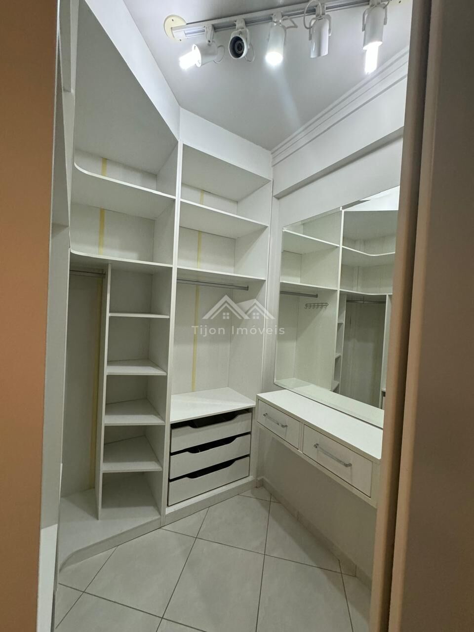 Apartamento para alugar com 3 quartos, 135m² - Foto 27