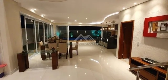 Sobrado à venda com 4 quartos, 296m² - Foto 1