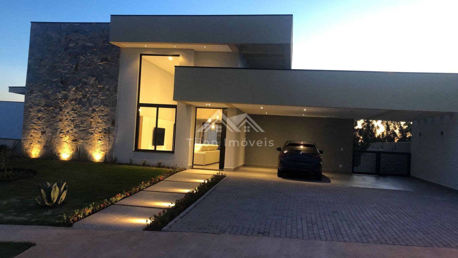 Casa à venda com 3 quartos, 253m² - Foto 1