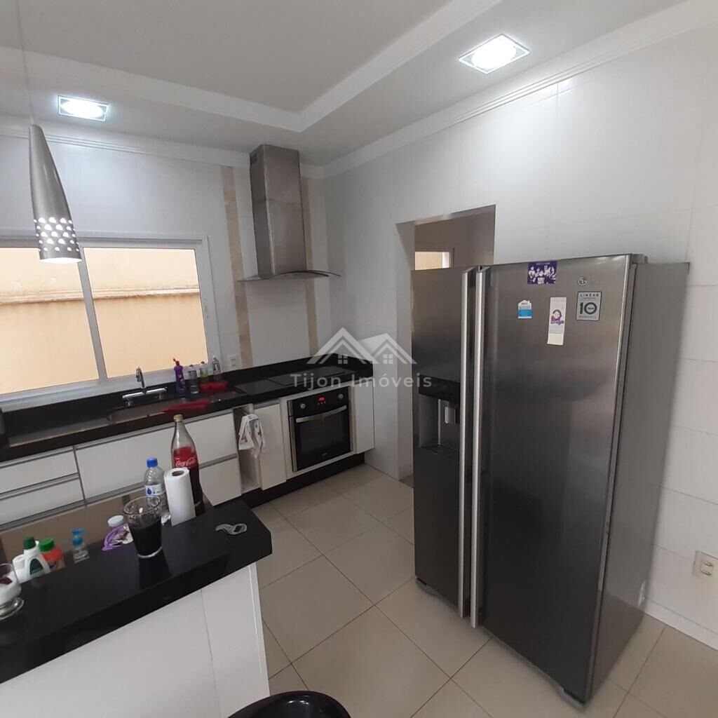 Casa de Condomínio à venda com 3 quartos, 235m² - Foto 3