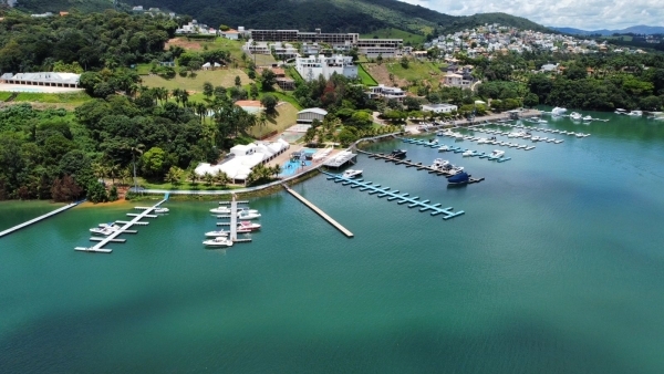 Os passeios de lancha pelo Lago de Furnas