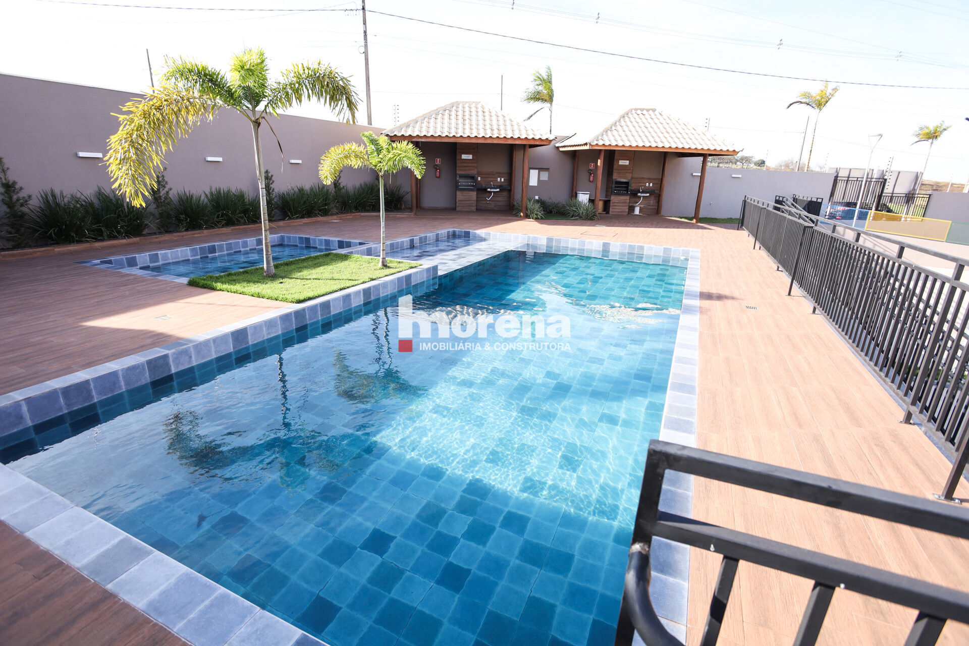 Piscina real do condomínio