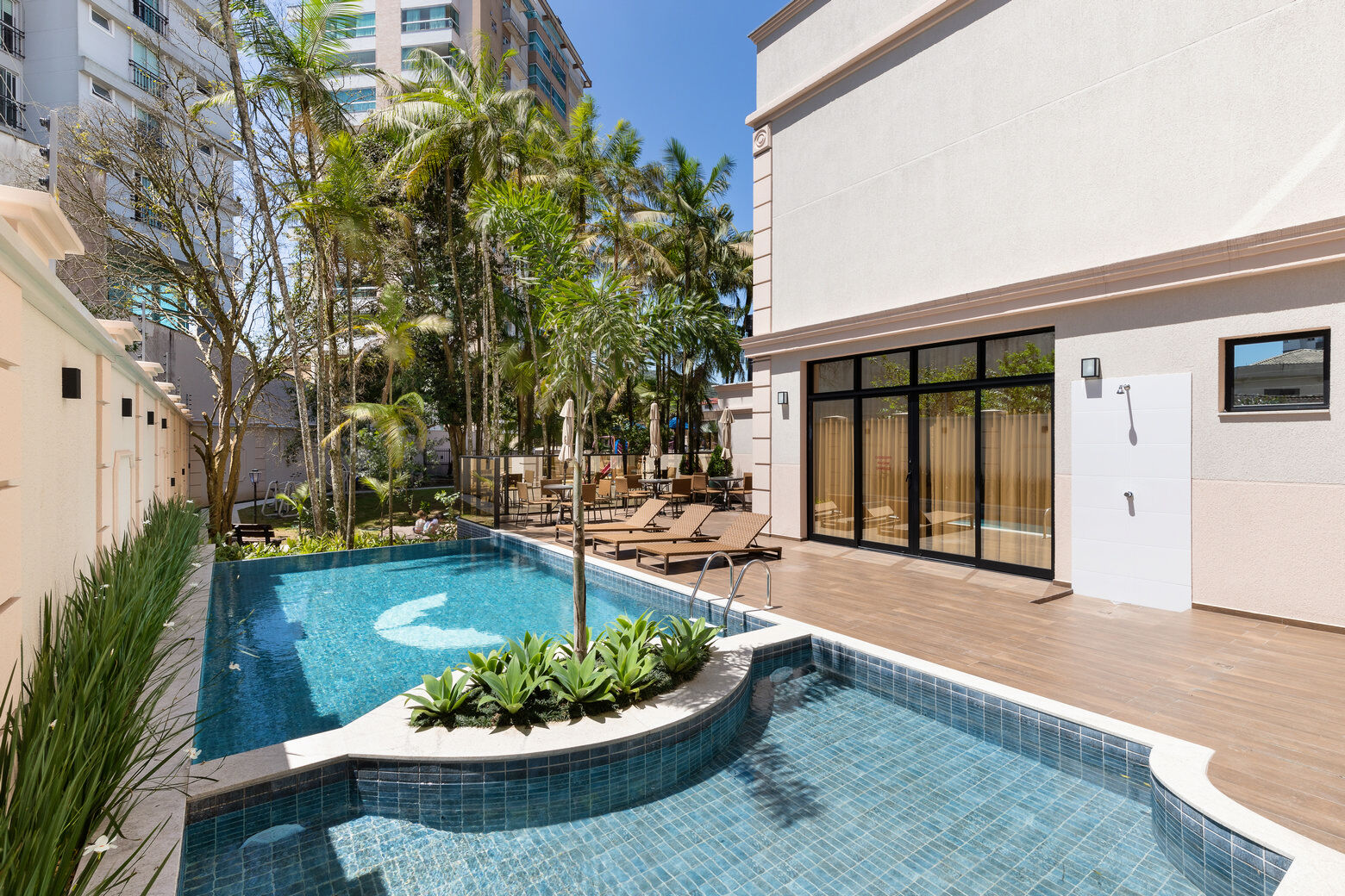 Apartamento à venda com 3 quartos, 121m² - Foto 2