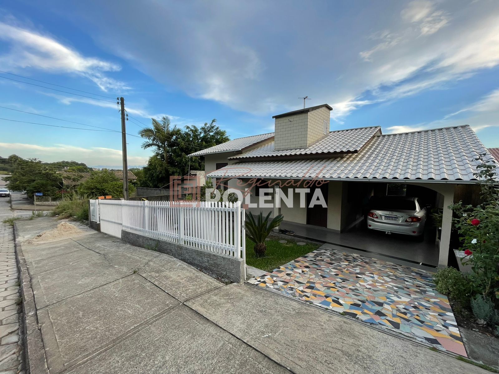 Casa à venda com 3 quartos, 94m² - Foto 1