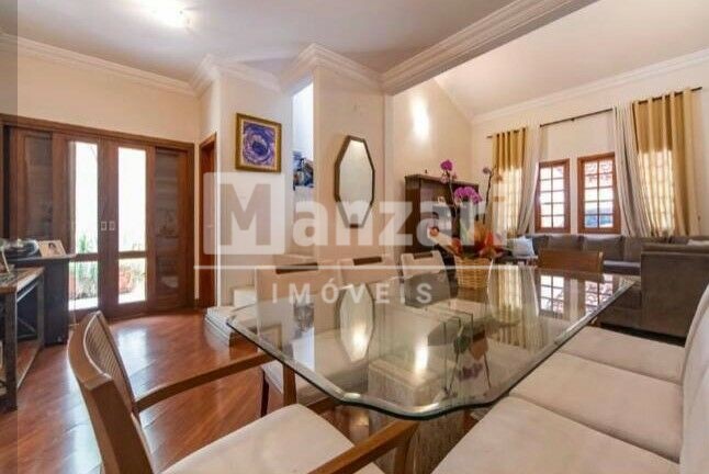 Casa à venda com 3 quartos, 220m² - Foto 1