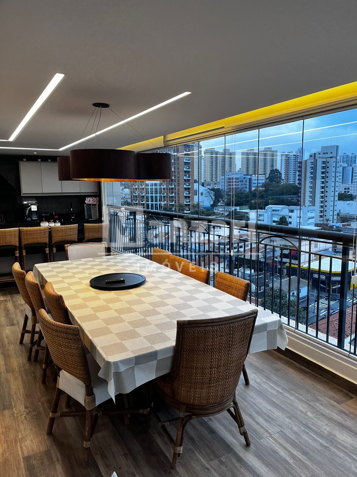 Apartamento à venda com 4 quartos, 204m² - Foto 2