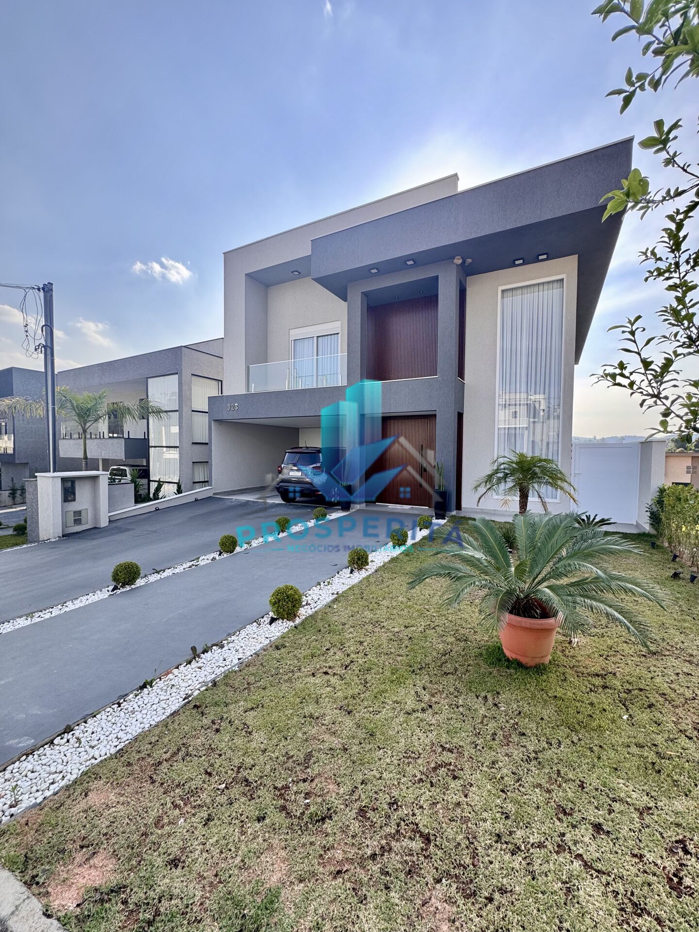 Casa à venda com 4 quartos, 242m² - Foto 1