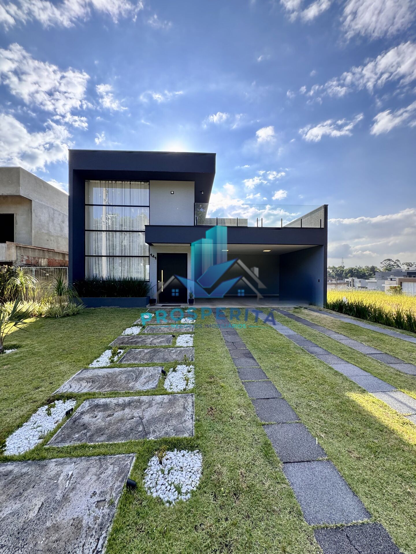 Casa à venda com 3 quartos, 227m² - Foto 1
