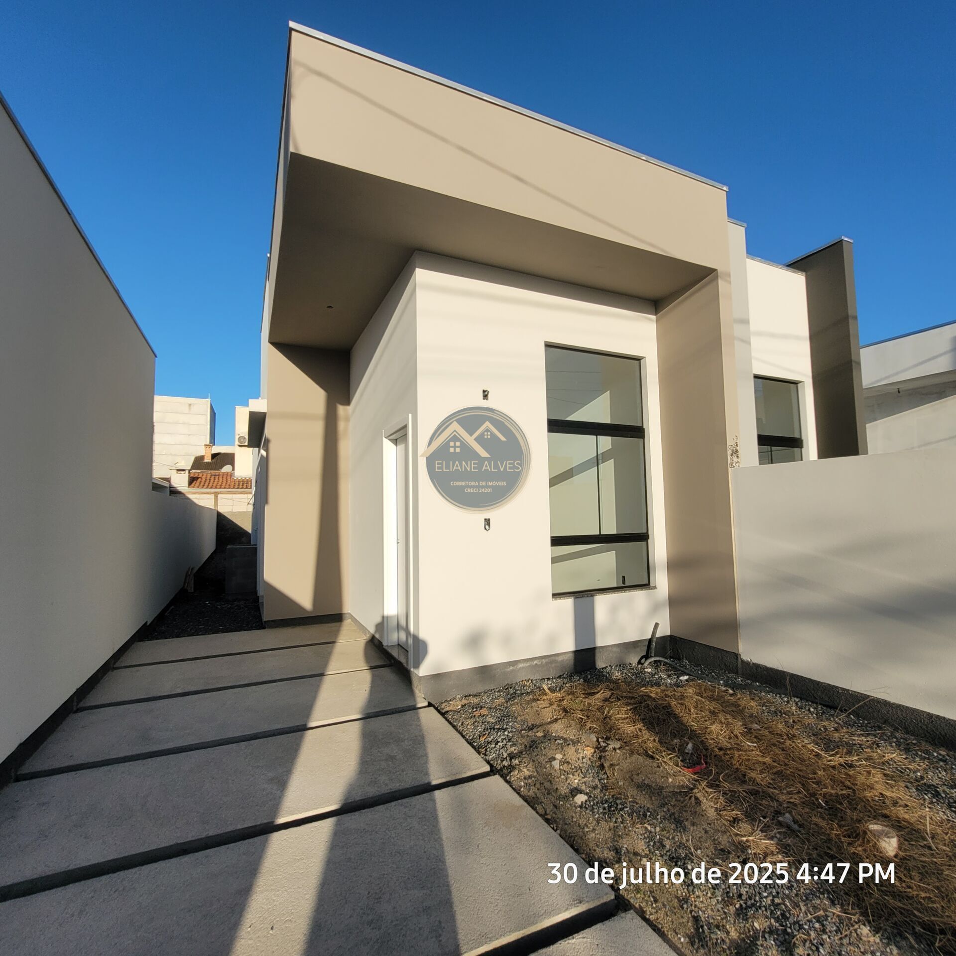 Casa à venda com 2 quartos, 56m² - Foto 1