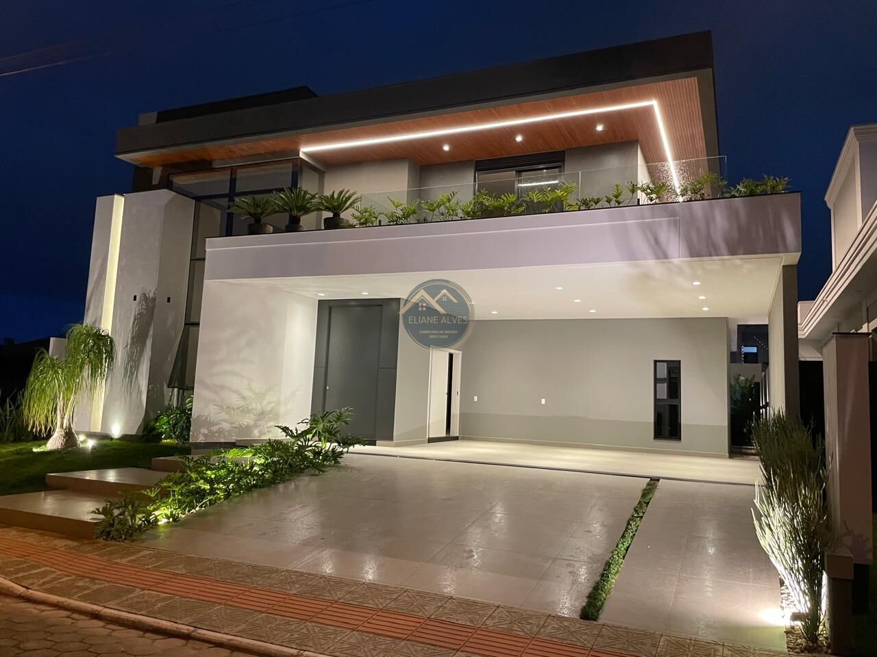 Casa à venda com 4 quartos, 271m² - Foto 1