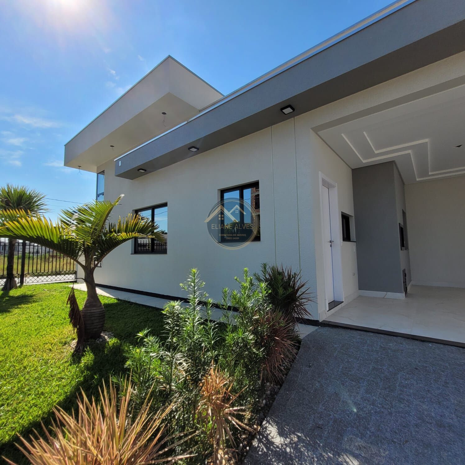 Casa à venda com 3 quartos, 99m² - Foto 1