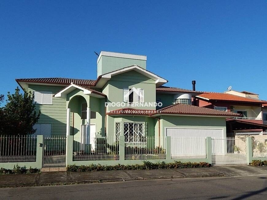 Casa de Condomínio à venda com 4 quartos, 245m² - Foto 1