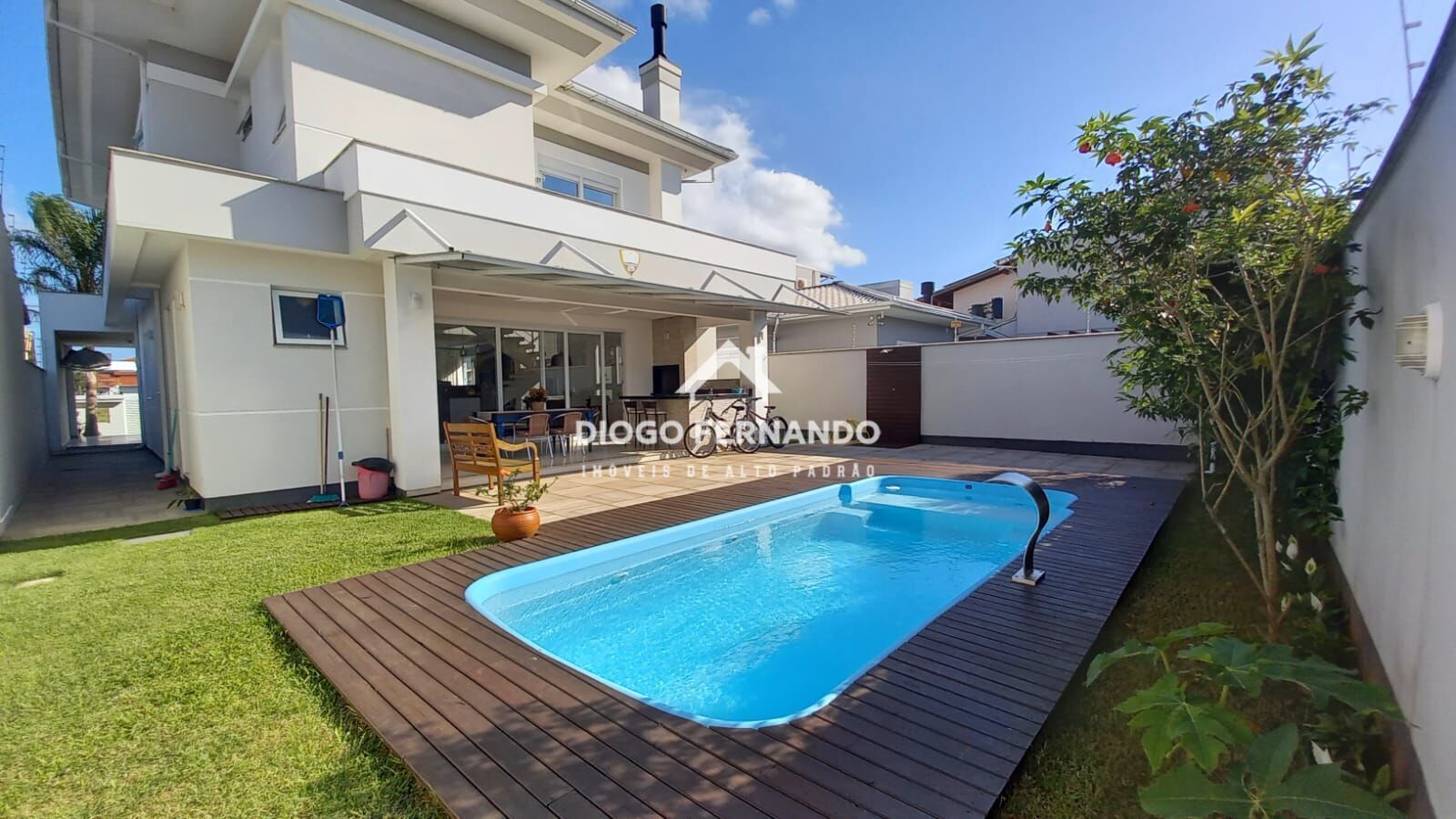 Casa à venda com 3 quartos, 262m² - Foto 1