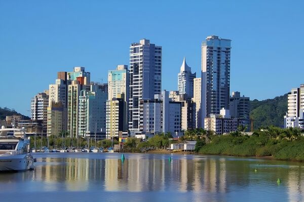 Itajaí: Oportunidades à Beira-Mar para Viver e Investir