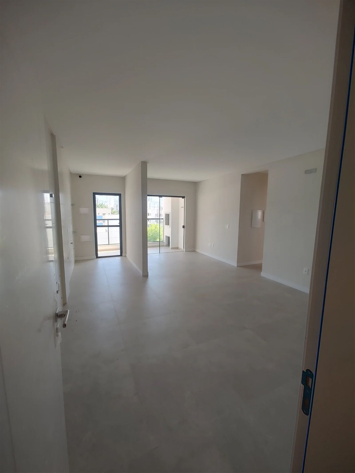 Apartamento à venda com 2 quartos, 68m² - Foto 2