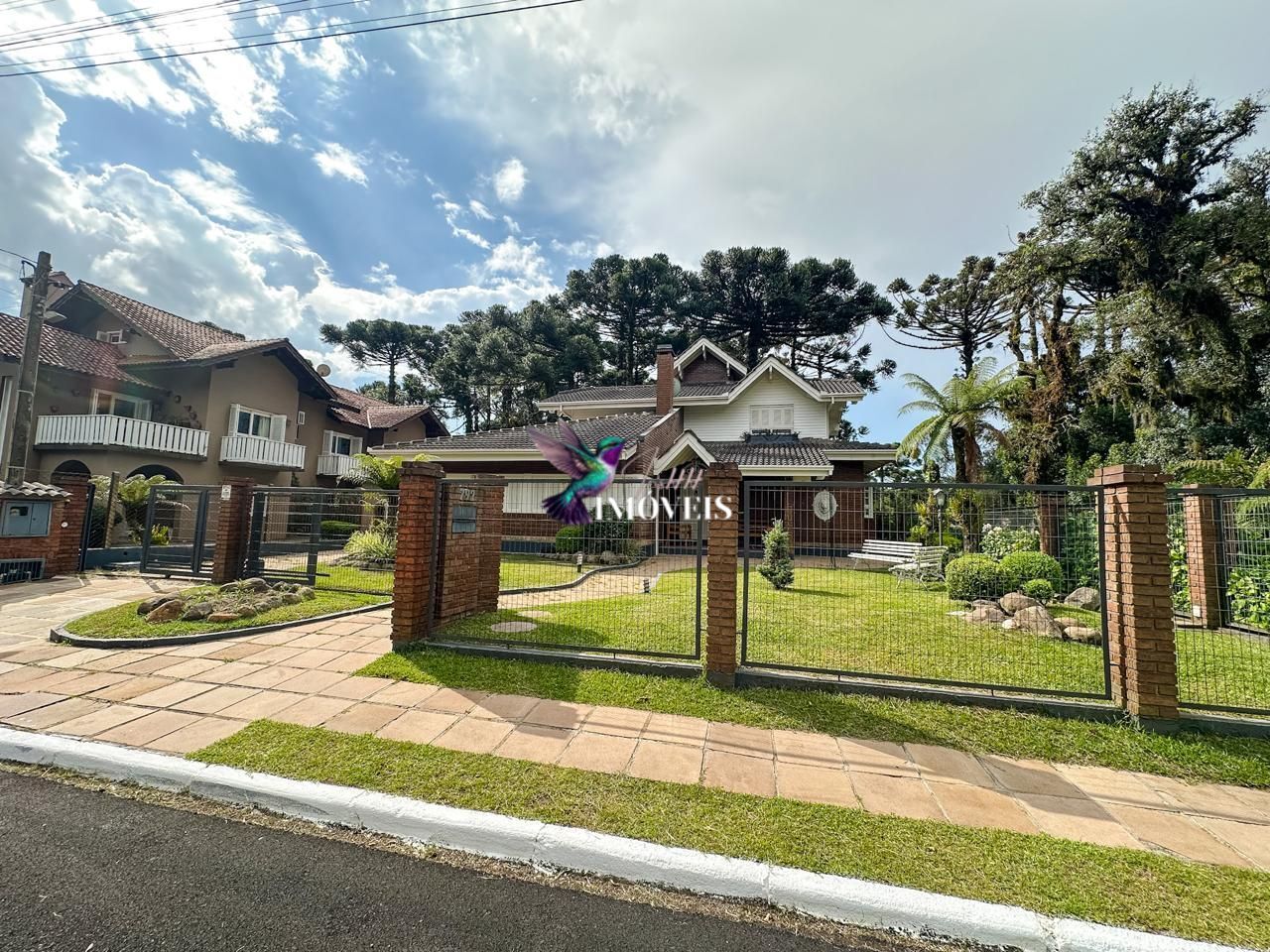 Casa à venda com 4 quartos, 259m² - Foto 2