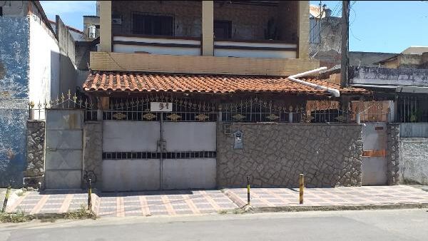 Casa à venda com 3 quartos, 114m² - Foto 1