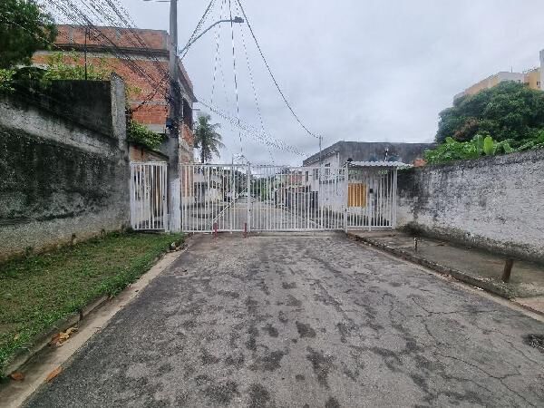 Casa à venda com 3 quartos, 200m² - Foto 1