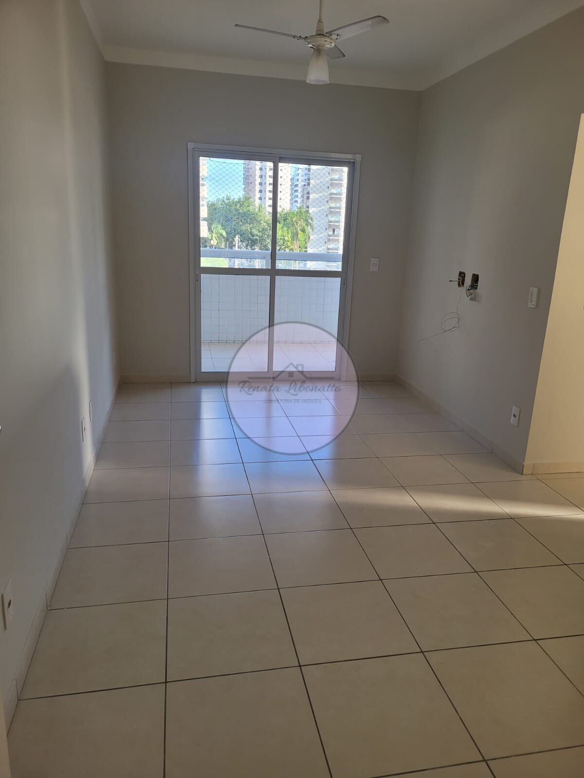 Apartamento à venda com 2 quartos, 75m² - Foto 2