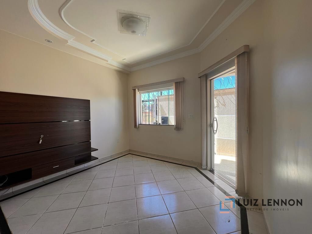 Casa à venda com 2 quartos, 200m² - Foto 1