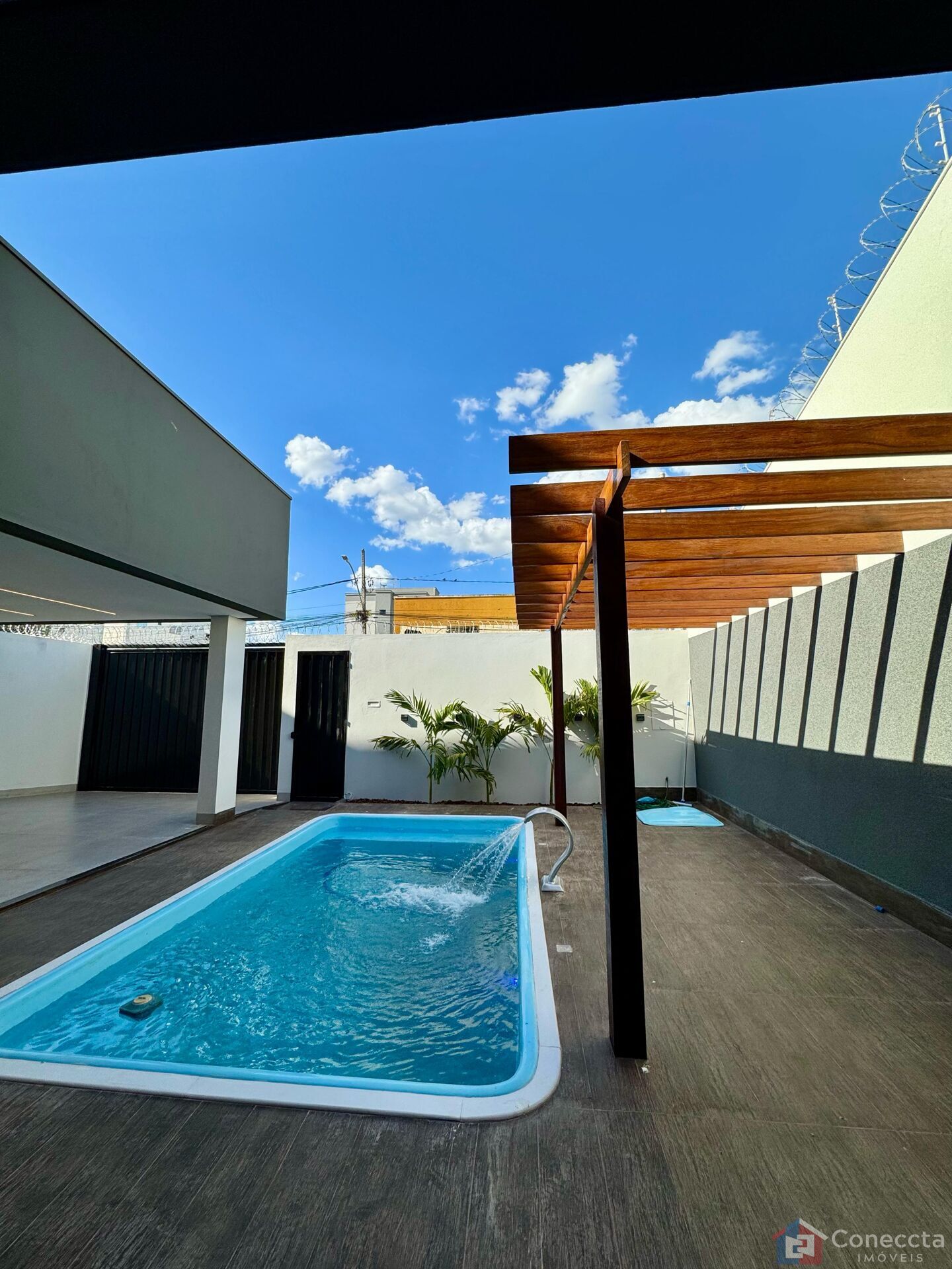 Casa à venda com 3 quartos, 185m² - Foto 1