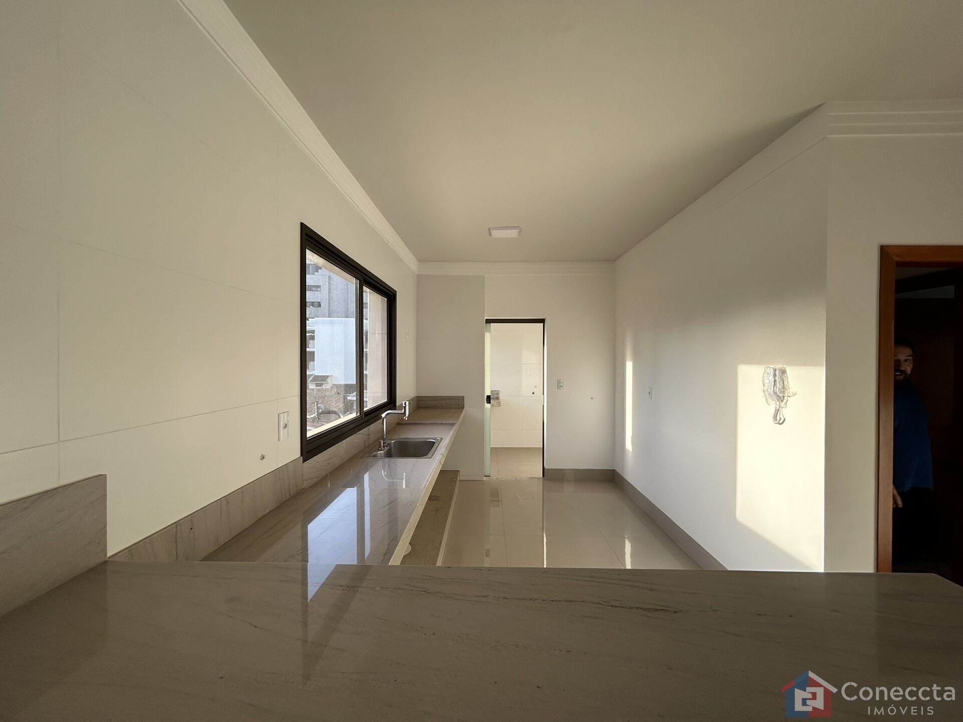 Apartamento à venda com 3 quartos, 150m² - Foto 2