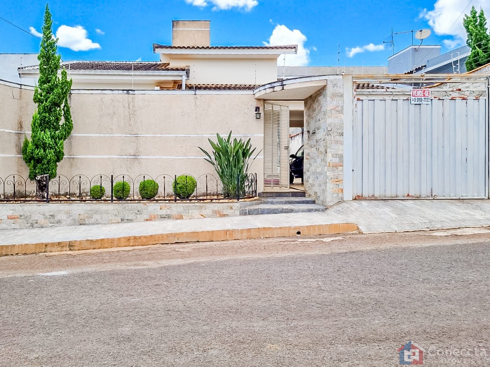 Casa à venda com 3 quartos, 99m² - Foto 1