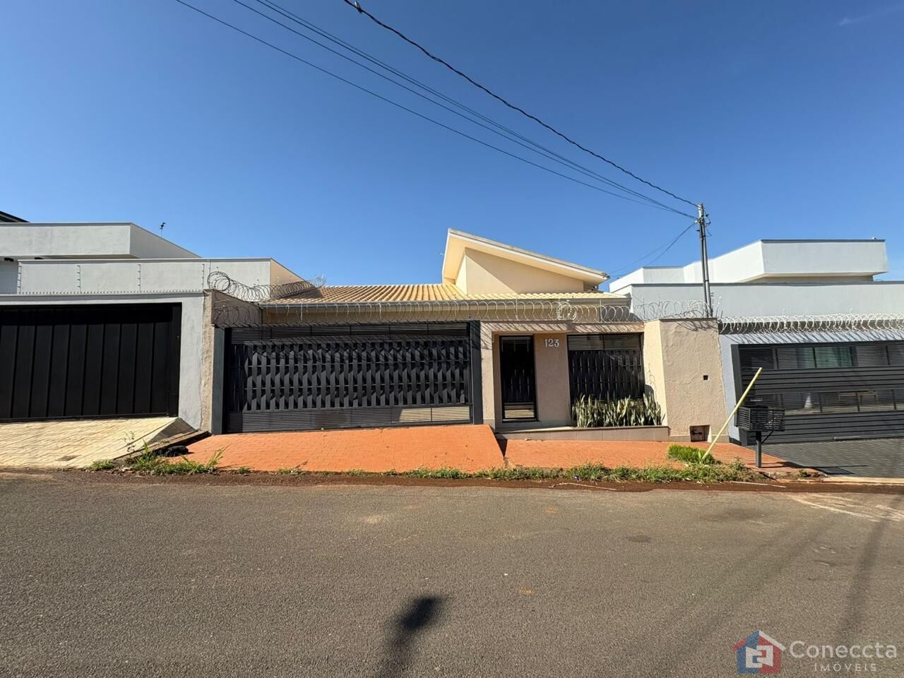 Casa à venda com 3 quartos, 191m² - Foto 1