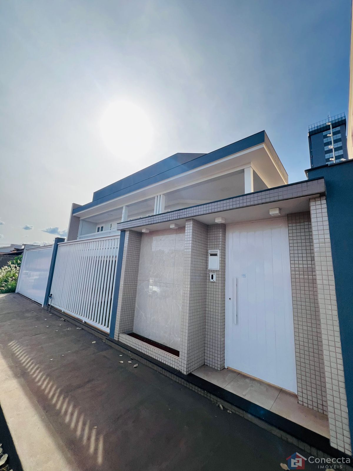 Casa à venda com 4 quartos, 298m² - Foto 1