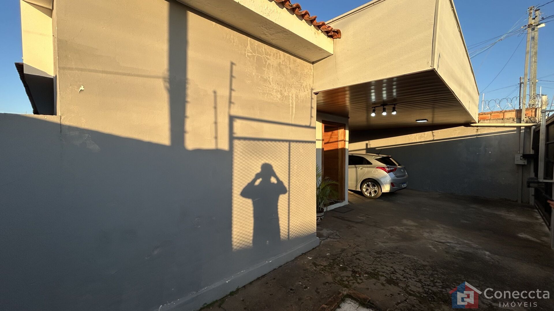 Casa à venda no Jardim Peluzzo em Patos de Minas com 3 quartos e amplo terreno