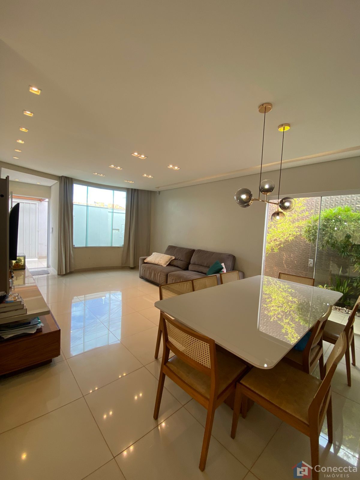 Casa à venda com 3 quartos, 222m² - Foto 1